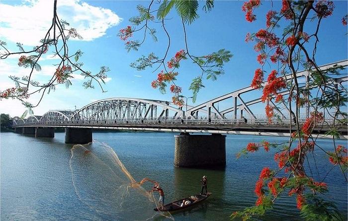 Những địa điểm nổi bật khi thăm quan cố đô Huế: Cầu Trường Tiền – Sông Hương