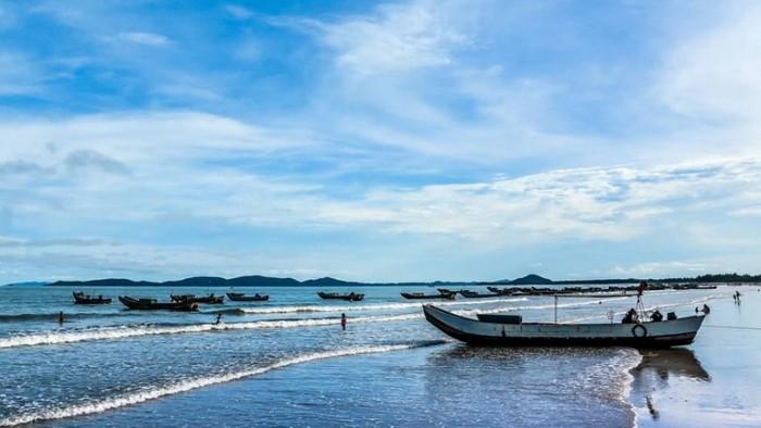 Bãi biển gần Hà Nội thích hợp để Thư Giãn vào dịp Cuối tuần: Biển Trà Cổ, Quảng Ninh