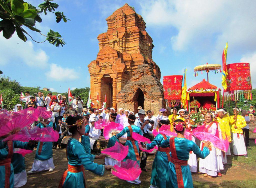 lễ hội tại tháp bà Ponagar
